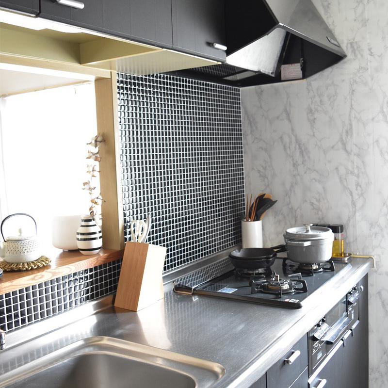 タイルシールで作るモノトーン風キッチン モザイクタイルシール を使ったプチリフォーム術をご紹介